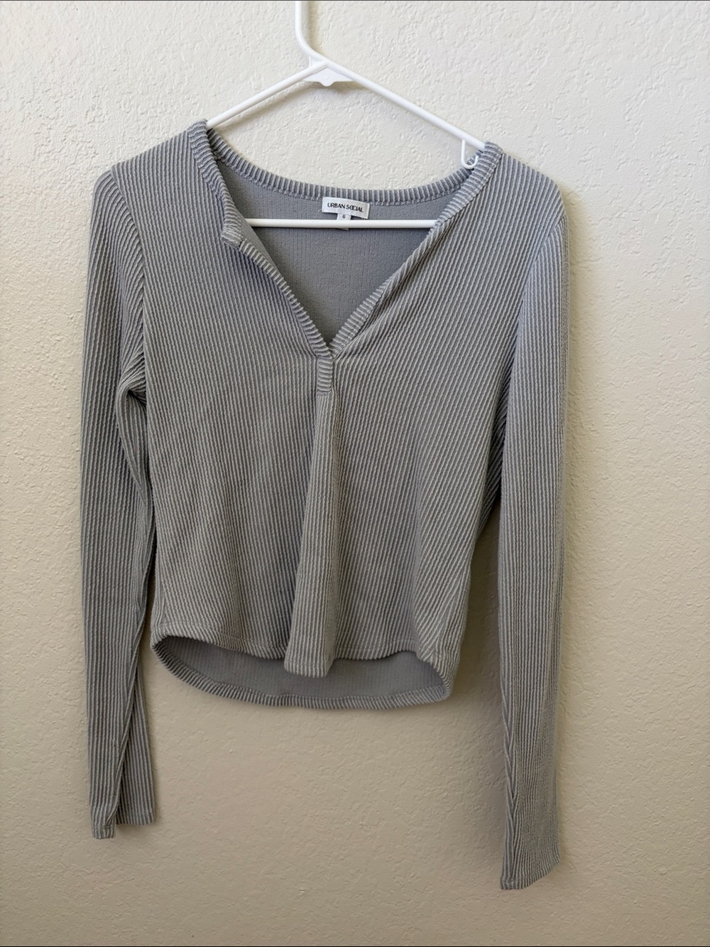 Universal Thread Light Gray Ribbed V-Neck Long Sleeve Top